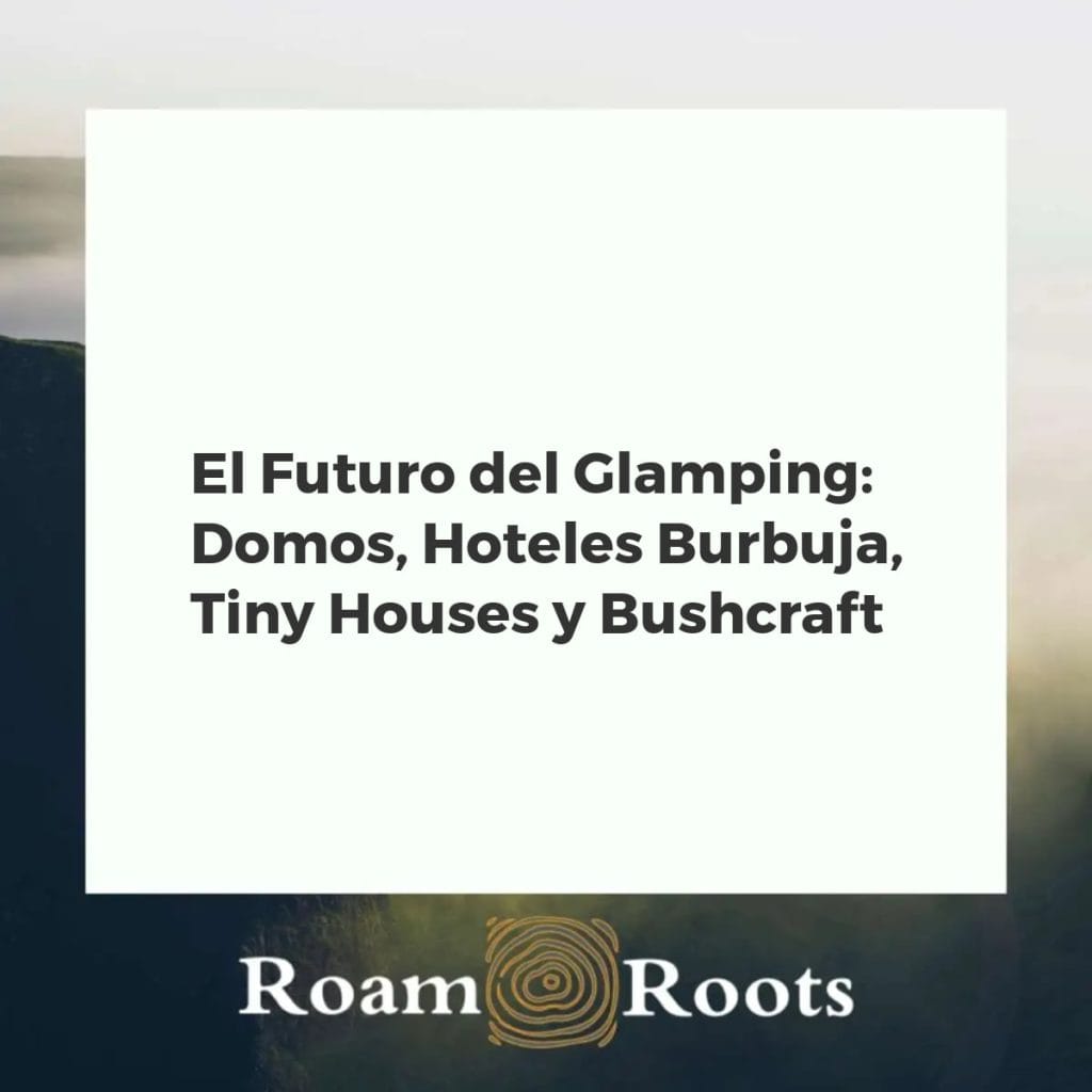 Paisaje de glamping al atardecer con domos, hoteles burbuja y tiny houses, en un entorno natural y acogedor, con fogata.